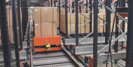 Pallet Shuttle ventajas en versatilidad La lanzadera deposita al Pallet Shuttle automático y su carga en el canal de almacenaje seleccionado