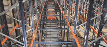 Pallet Shuttle función de pasarelas Las lanzaderas se desplazan por estructuras que cumplen la función de pasarelas