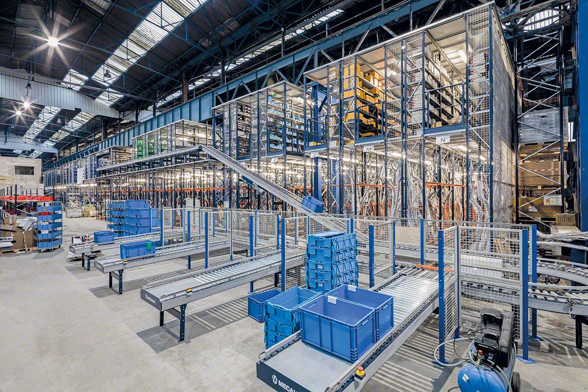 Almacén automático equipado con transportadores Almacén automático equipado con transportadores