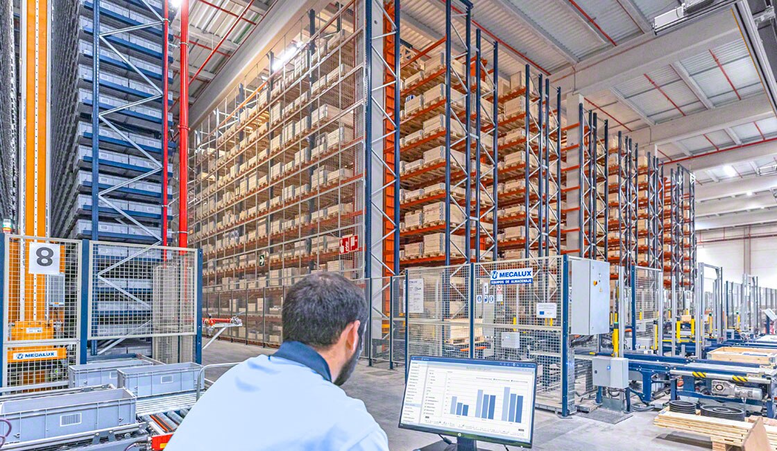 Un almacén íntegramemte automatizado requiere de un software de gestión de almacenes que coordine la instalación