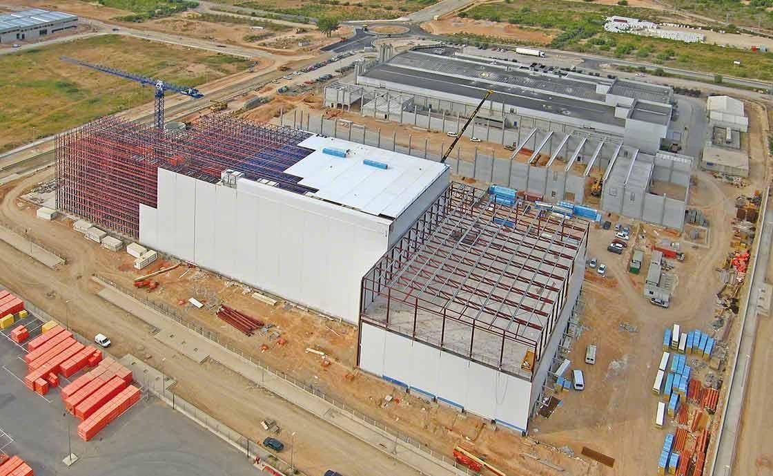 Construcción de almacén con estanterías autoportantes integradas, preparadas para resistir en caso de terremoto o frente a fuertes rachas de viento. Construcción de almacén con estanterías autoportantes integradas, preparadas para resistir en caso de terremoto o frente a fuertes rachas de viento.