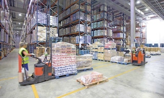 Un almacén de consolidación es una instalación logística que se encarga de agrupar los pedidos individuales en envíos de mayor volumen