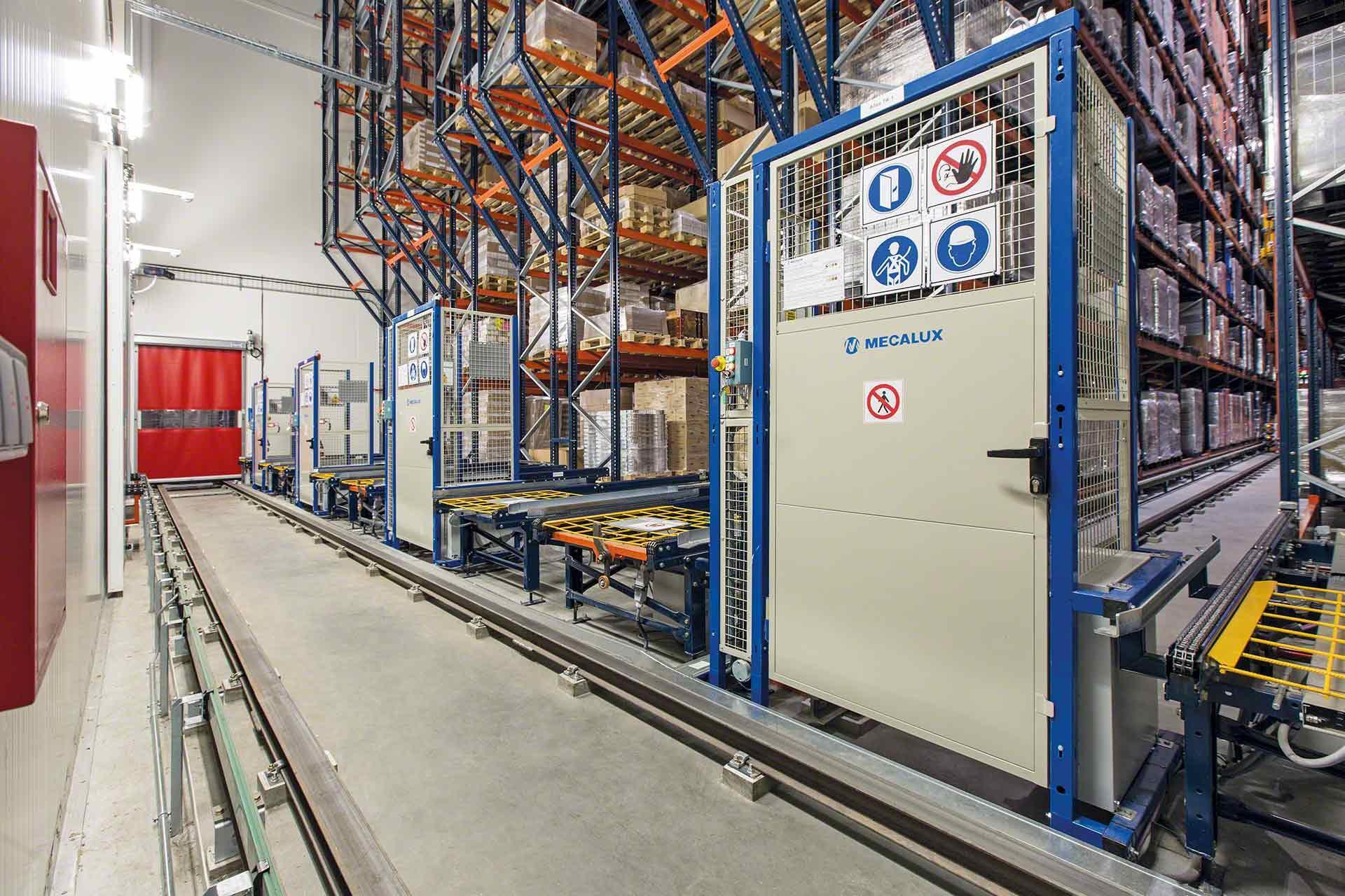 Vista del almacén frigorífico automatizado de Schaal Chocolatier con un acceso SAS al fondo Vista del almacén frigorífico automatizado de Schaal Chocolatier con un acceso SAS al fondo