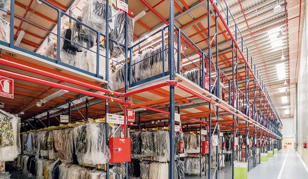 Las entreplantas y las estanterías con pasarelas multiplican la capacidad de almacenaje de los almacenes para ropa