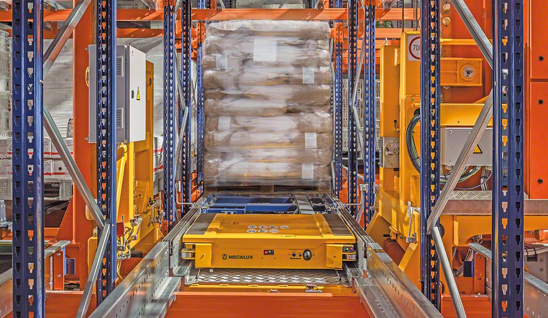 El Pallet Shuttle automático es un sistema de almacenamiento de alta densidad que incrementa la productividad del almacén