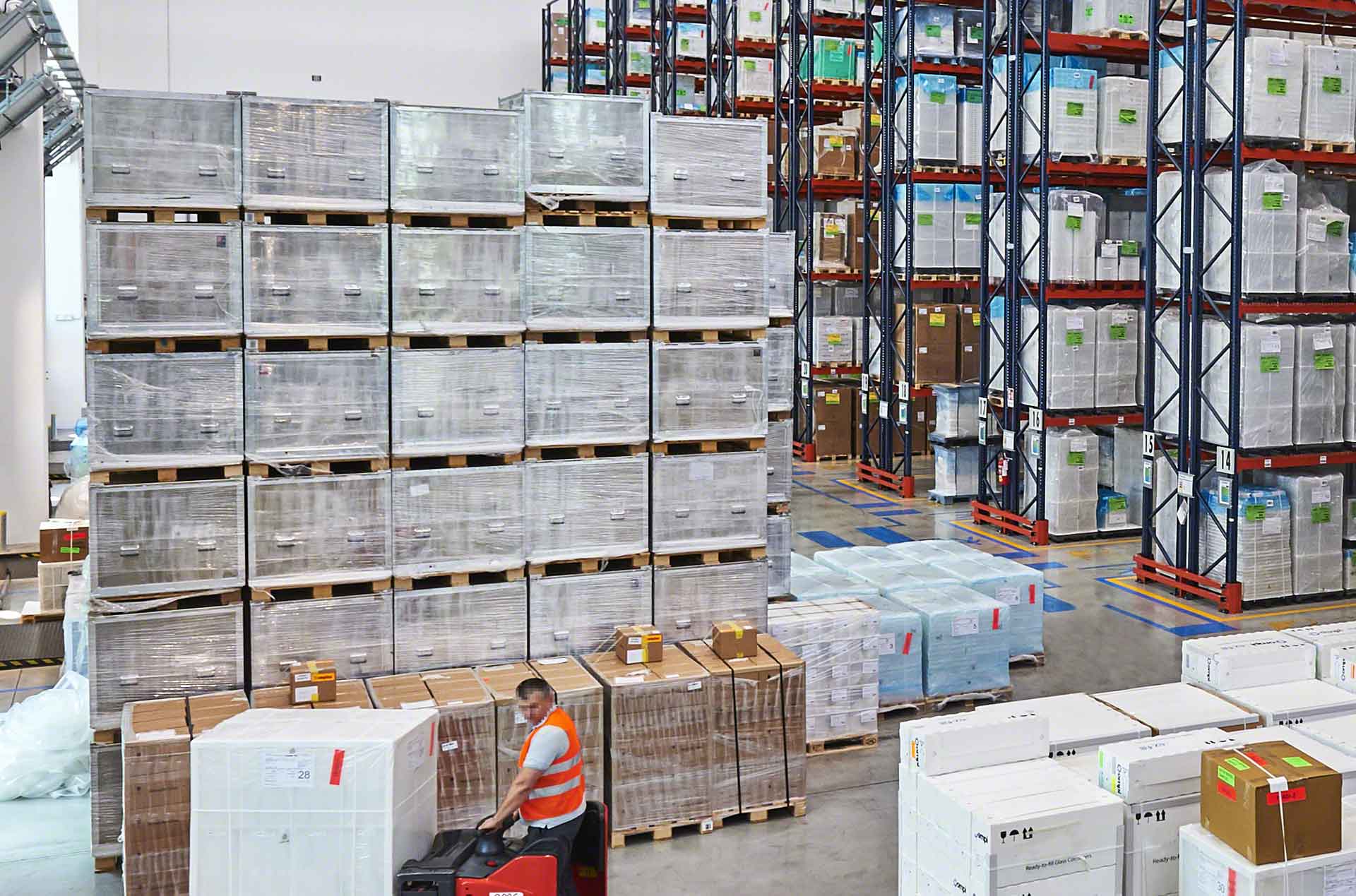 El almacenamiento en bloque consiste en apilar la mercancía en el suelo del almacén El almacenamiento en bloque consiste en apilar la mercancía en el suelo del almacén