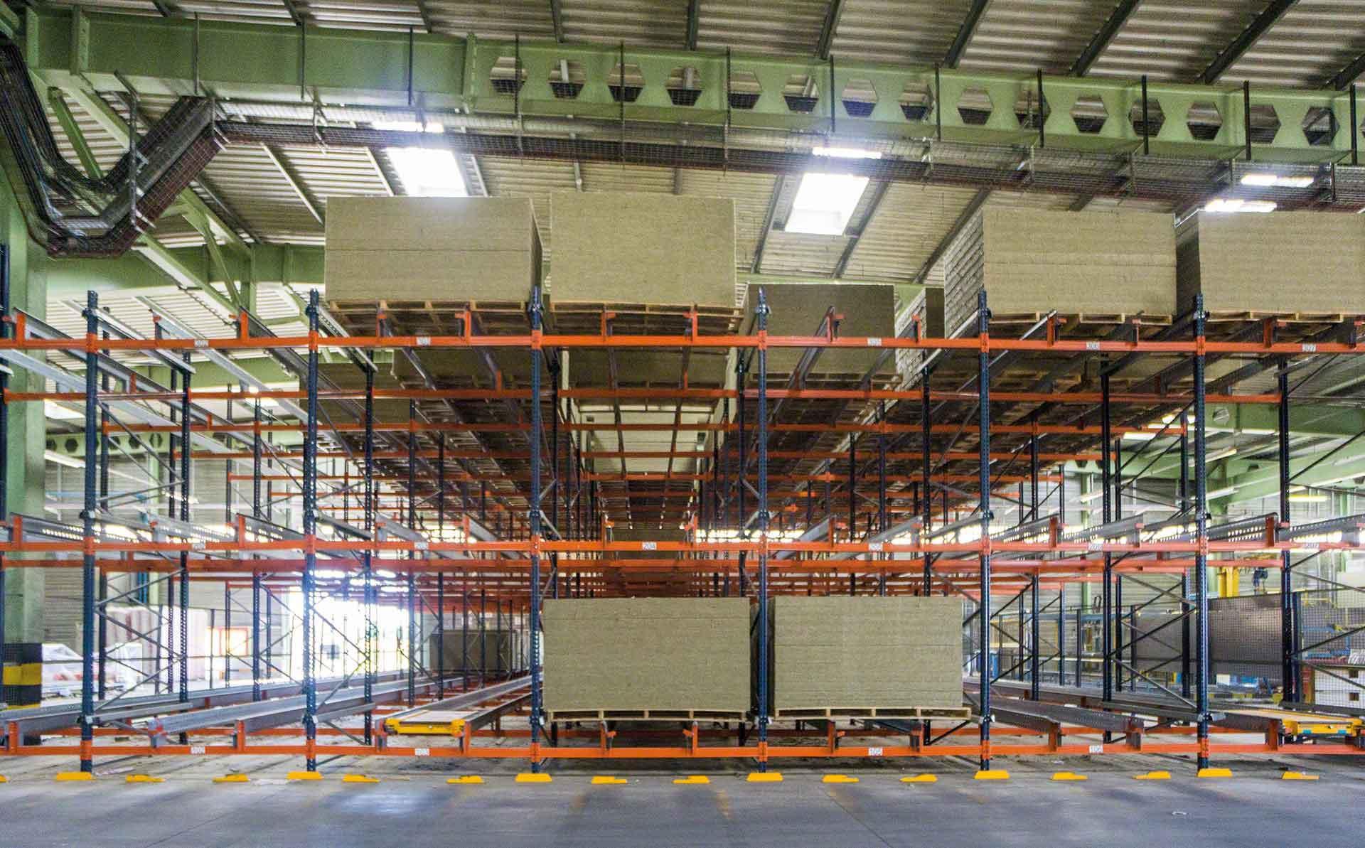 La alianza entre almacenamiento compacto y Pallet Shuttle permite operar con mercancías voluminosas La alianza entre almacenamiento compacto y Pallet Shuttle permite operar con mercancías voluminosas