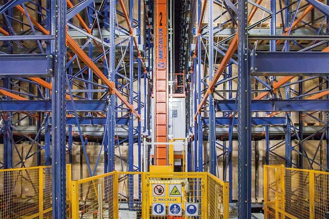 En este almacén inteligente, los transelevadores funcionan en estanterías compactas En este almacén inteligente, los transelevadores funcionan en estanterías compactas