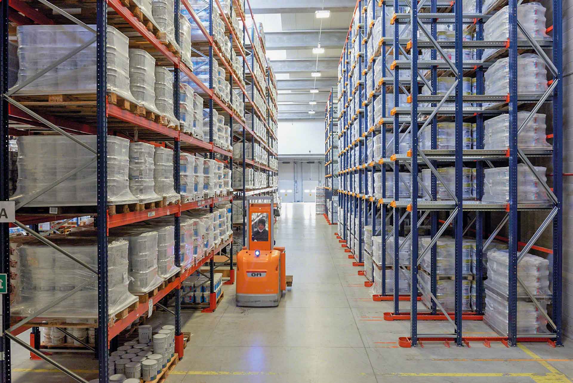 El almacenamiento de productos químicos entraña unos riesgos específicos que considerar en el diseño de las instalaciones El almacenamiento de productos químicos entraña unos riesgos específicos que considerar en el diseño de las instalaciones