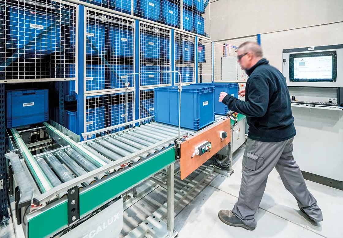 Los almacenes automáticos para cajas tienen la zona de picking ubicada en la cabecera del miniload Los almacenes automáticos para cajas tienen la zona de picking ubicada en la cabecera del miniload
