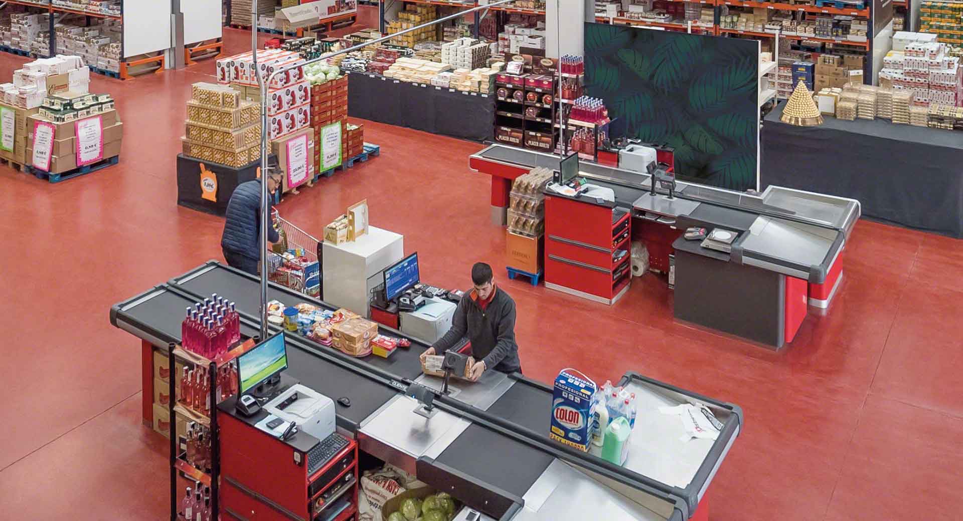 Algunos almacenes también operan con un modelo de ‘cash & carry’ y cuentan con una tienda en su interior Algunos almacenes también operan con un modelo de ‘cash & carry’ y cuentan con una tienda en su interior