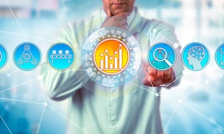 El análisis prescriptivo consiste en recopilar datos, recomendar acciones y prever el impacto de estas El análisis prescriptivo consiste en recopilar datos, recomendar acciones y prever el impacto de estas
