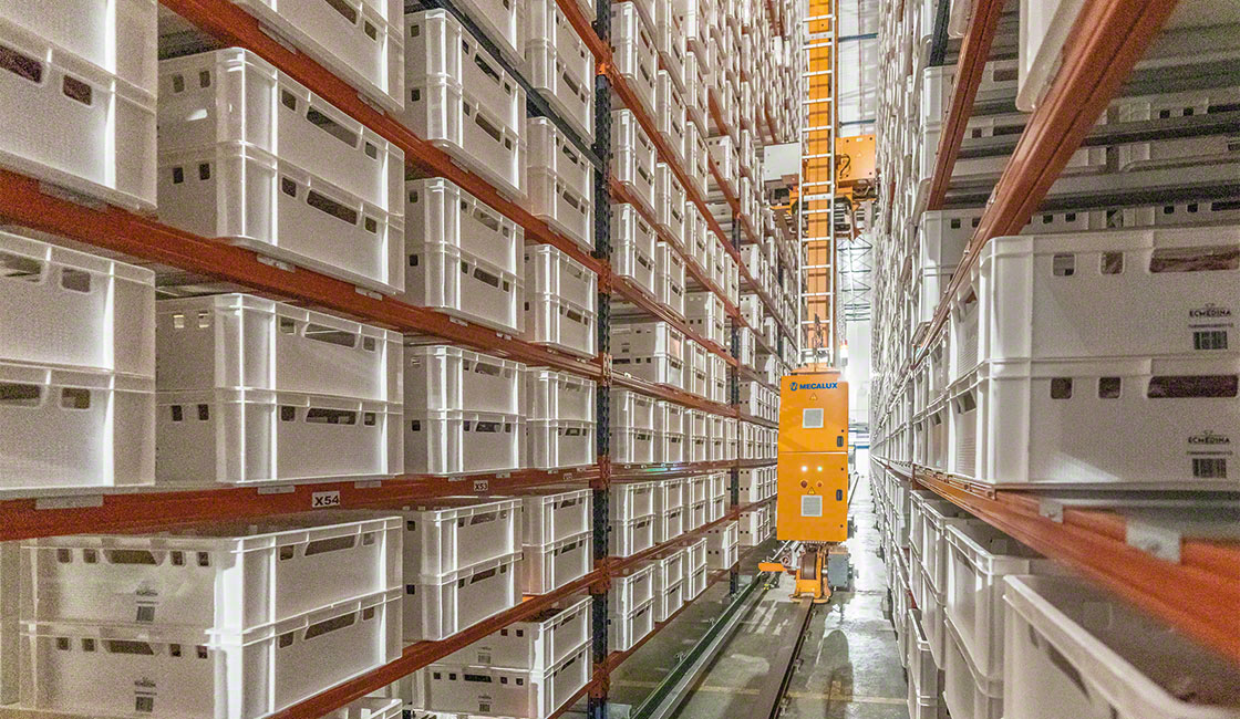 Almacén automático de cajas de Elaborados Cárnicos Medina con capacidad para 32.000 cajas