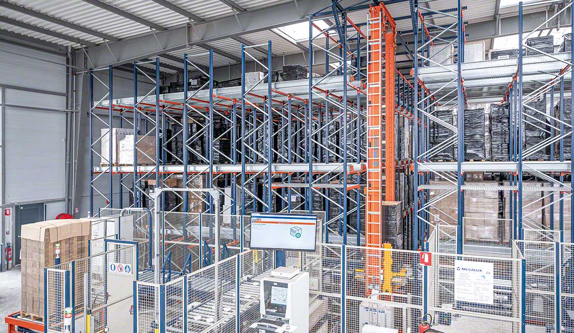 El almacén automático de Verlhac Logistique se ha construido en un foso de 2 metros de profundidad para ganar capacidad de almacenaje