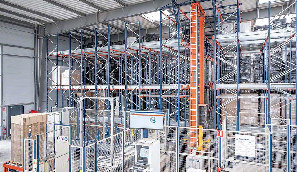 El almacén automático de Verlhac Logistique se ha construido en un foso de 2 metros de profundidad para ganar capacidad de almacenaje