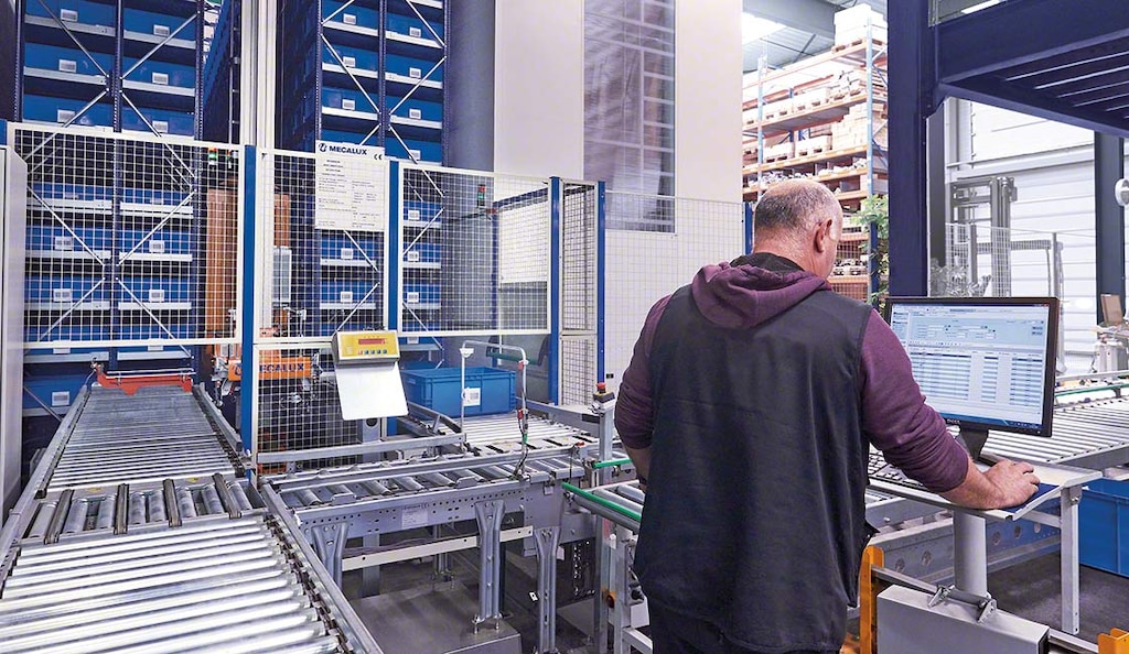 El sistema automático miniload potencia el rendimiento del almacén e-commerce