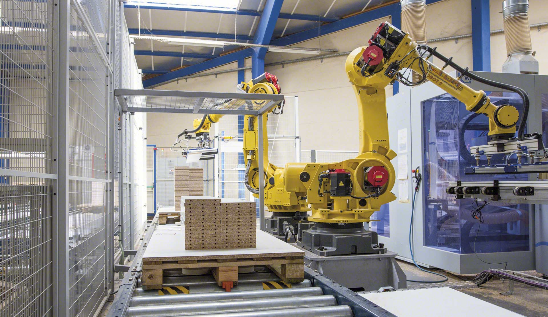 Los brazos robóticos industriales ejecutan funciones similares a las de los brazos humanos Los brazos robóticos industriales ejecutan funciones similares a las de los brazos humanos