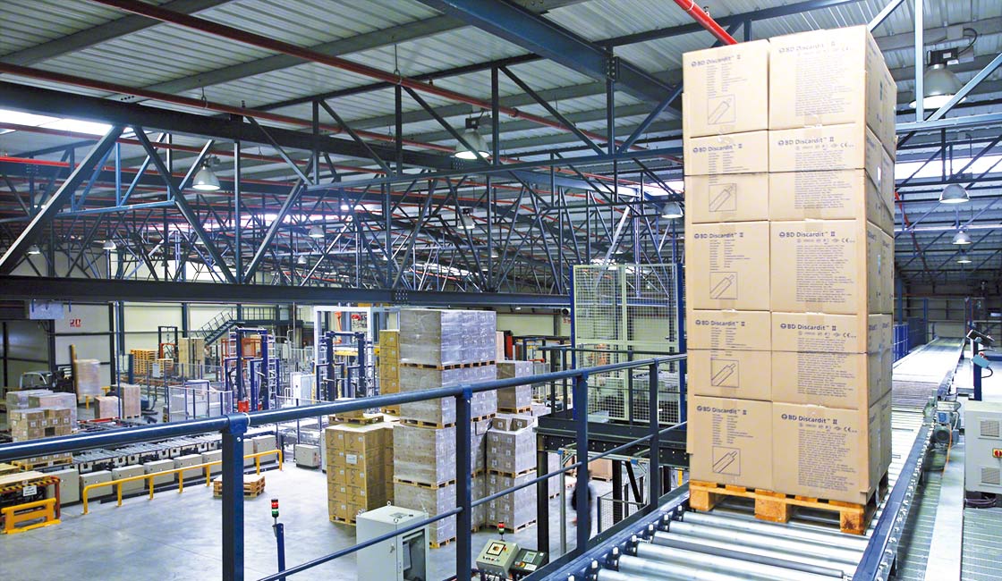 Un transportador para palets es una solución automática que garantiza un flujo de mercancía ininterrumpido a las diferentes zonas del almacén