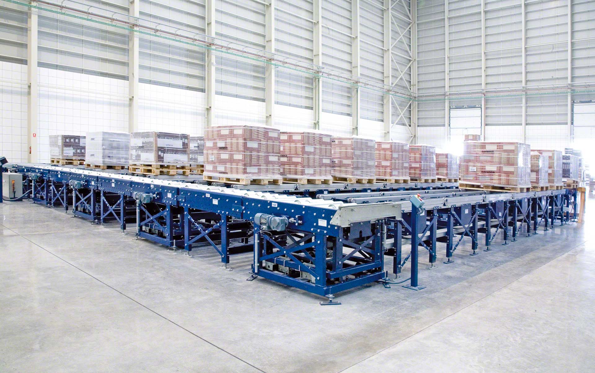 Los canales de acúmulo permiten organizar los palets como parte del proceso de control automático de salidas del almacén Los canales de acúmulo permiten organizar los palets como parte del proceso de control automático de salidas del almacén