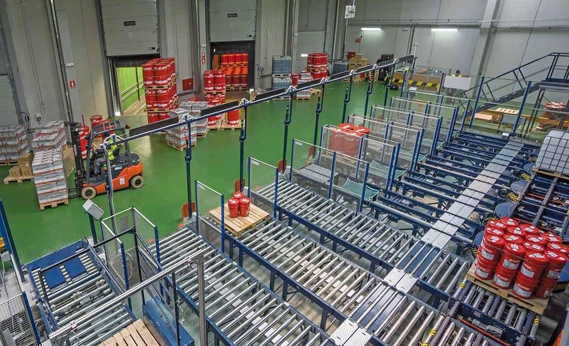 Los sistemas automáticos facilitan la carga y descarga de mercancías, un aspecto fundamental para el sistema just-in-time Los sistemas automáticos facilitan la carga y descarga de mercancías, un aspecto fundamental para el sistema just-in-time
