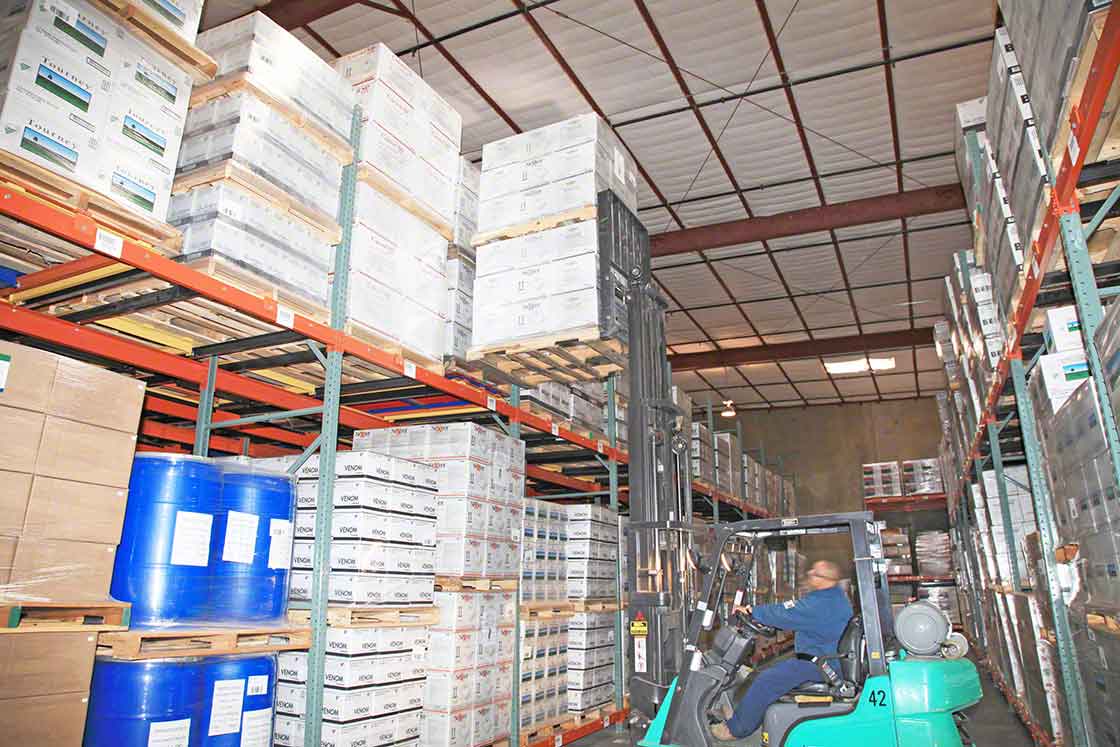 La carga y descarga en sistemas de almacenaje dinámico push-back se realiza por el mismo extremo de la estantería La carga y descarga en sistemas de almacenaje dinámico push-back se realiza por el mismo extremo de la estantería