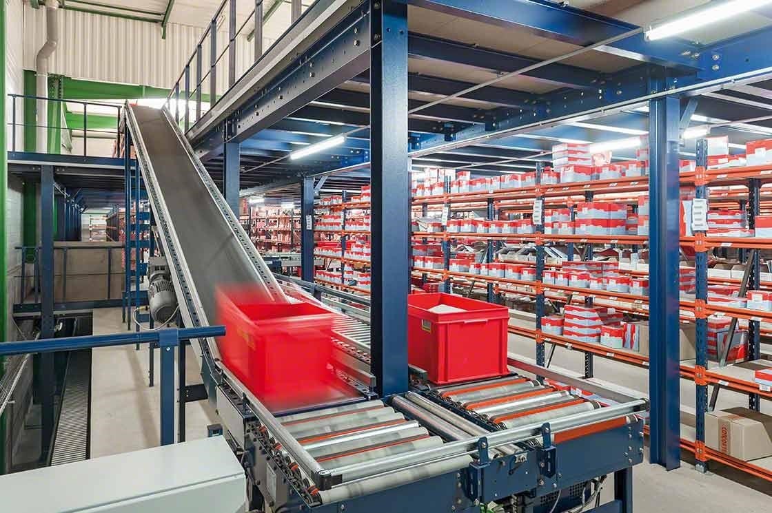 El circuito de transportadores conectan las plantas del almacén inteligente de PAVI-Groupauto El circuito de transportadores conectan las plantas del almacén inteligente de PAVI-Groupauto