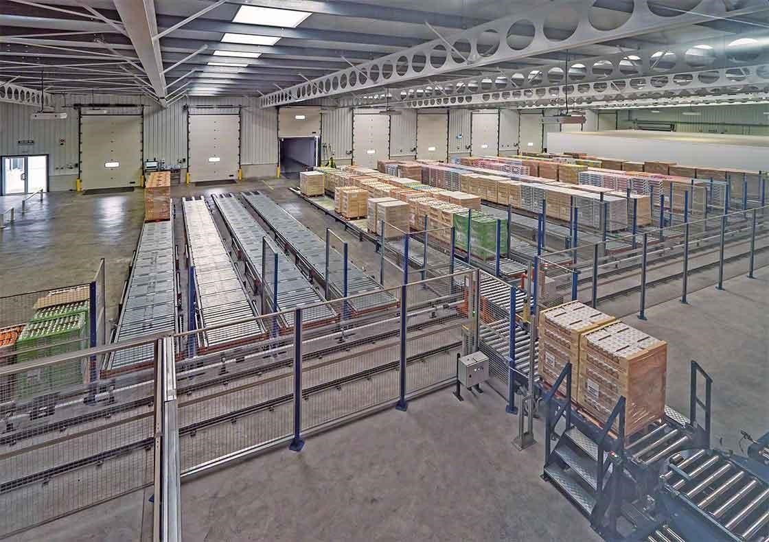 El almacén de Dafsa en España ha instalado un circuito de transportadores que asisten en la recepción de mercancías