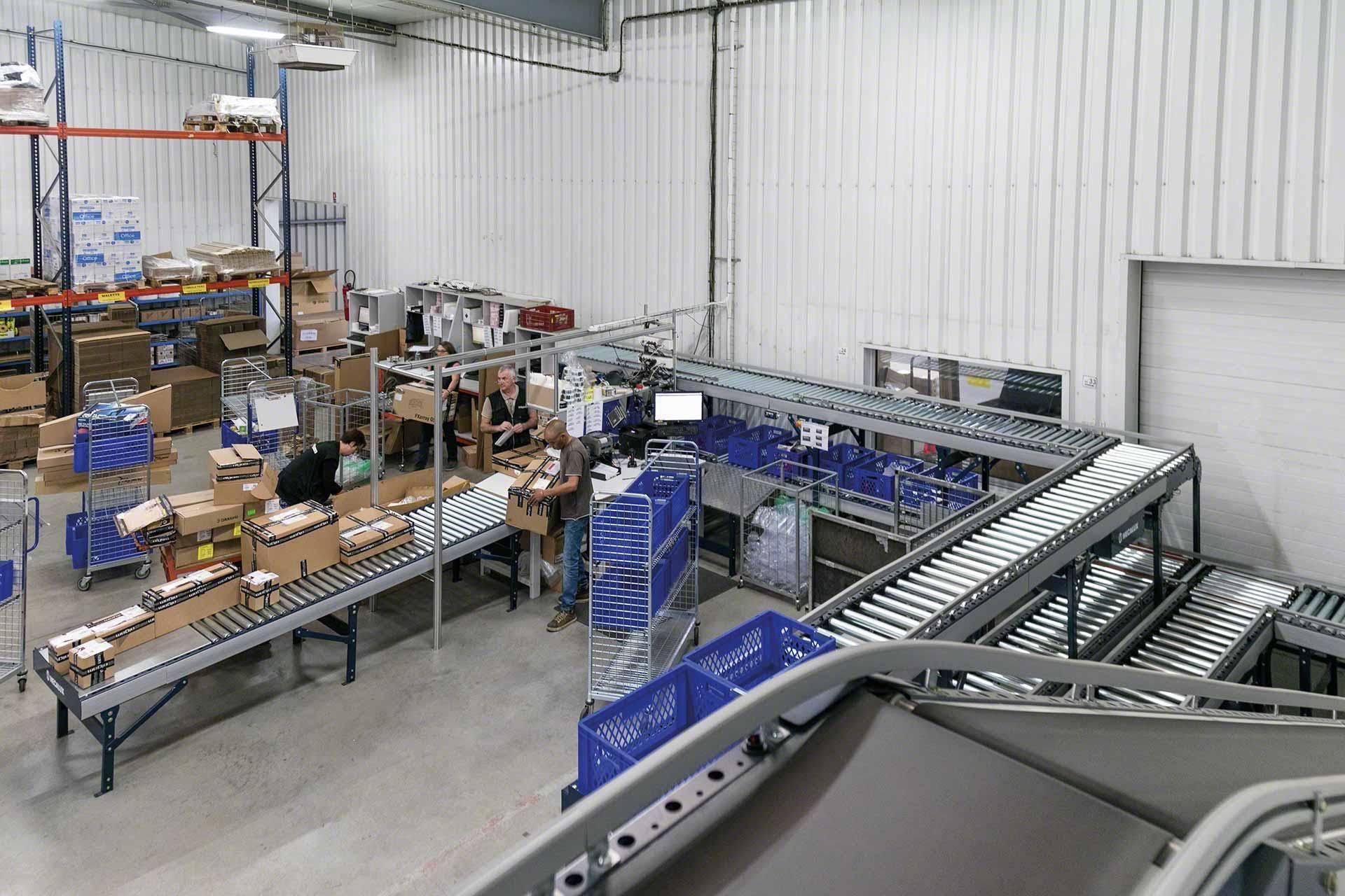Los circuitos de transportadores de rodillos pueden instalarse en zonas de preparación de pedidos Los circuitos de transportadores de rodillos pueden instalarse en zonas de preparación de pedidos