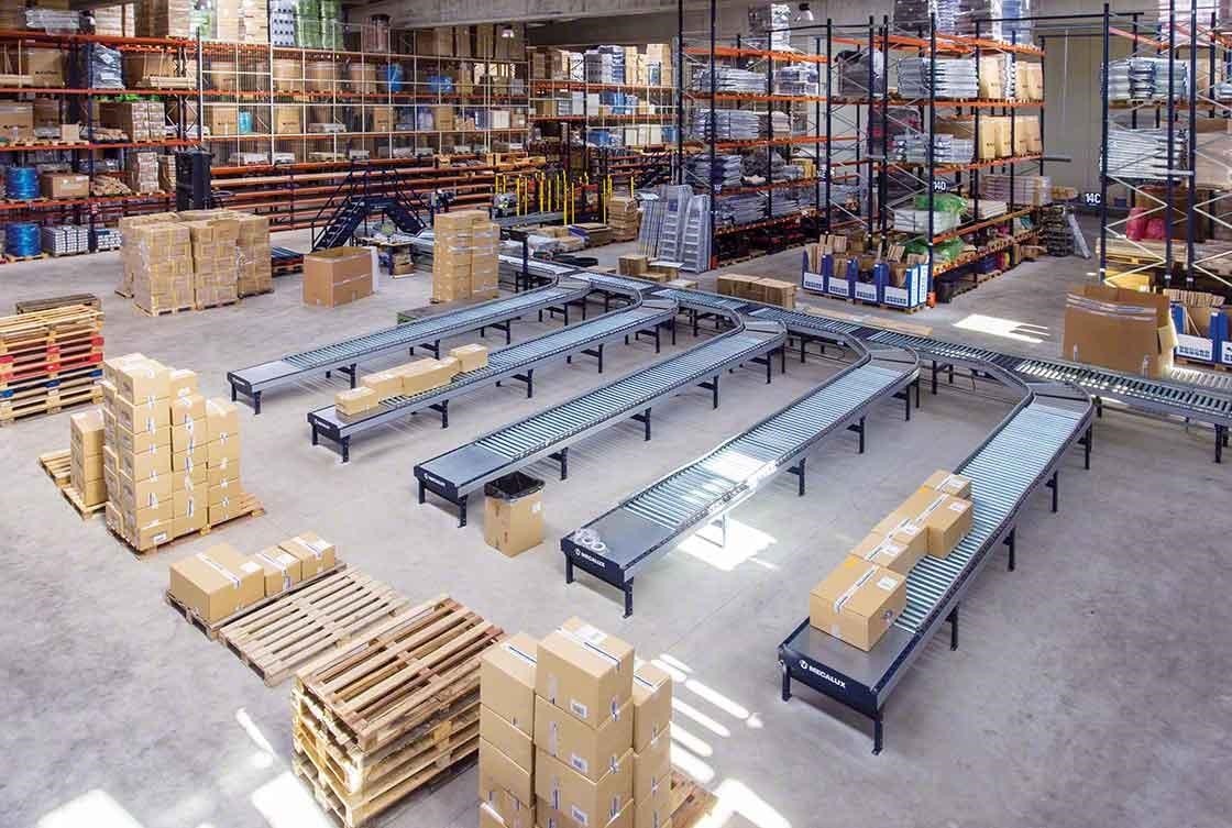 Los circuitos de transportadores reducen los desplazamientos en almacenes de e-commerce Los circuitos de transportadores reducen los desplazamientos en almacenes de e-commerce