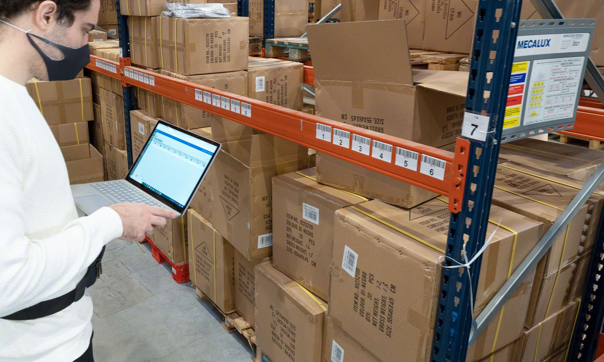 El control del stock consiste en organizar el conjunto de mercancía de un almacén El control del stock consiste en organizar el conjunto de mercancía de un almacén
