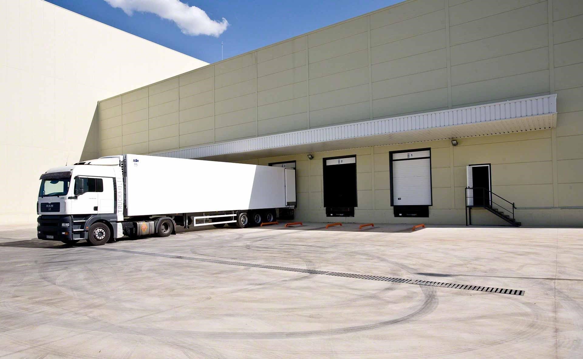 Las operaciones de carga y descarga son esenciales para seguir la estrategia de cross-docking Las operaciones de carga y descarga son esenciales para seguir la estrategia de cross-docking