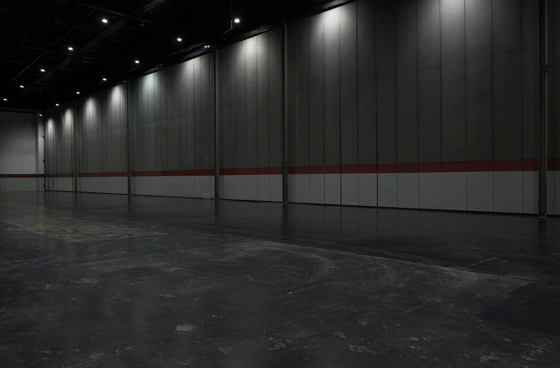 Los dark warehouses son almacenes robotizados sin iluminación pues no hay operarios trabajando en ellos Los dark warehouses son almacenes robotizados sin iluminación pues no hay operarios trabajando en ellos