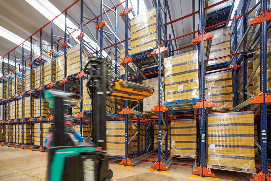 En un depósito aduanero, el sistema Pallet Shuttle da cabida a muchos productos en un espacio limitado
