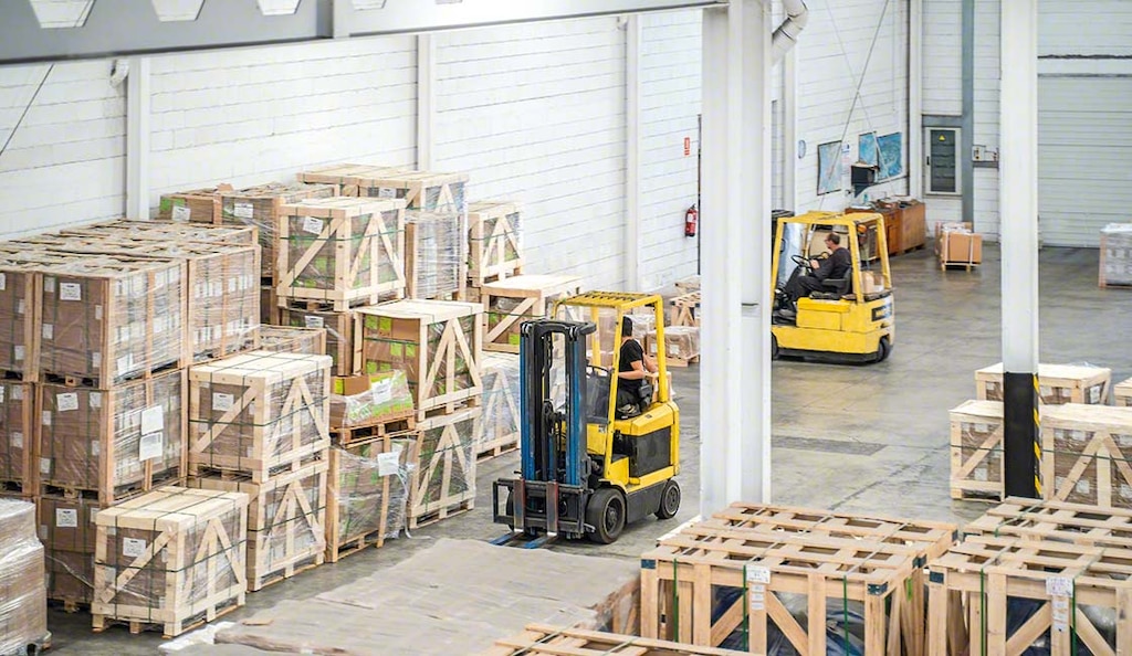 La desconsolidación de carga suele realizarse en los muelles de carga y descarga de un almacén