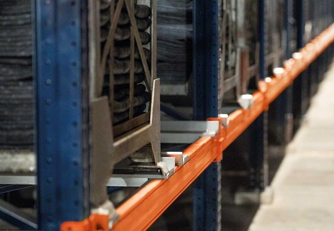 Las estanterías deben adaptarse a los contenedores metálicos que agrupan neumáticos Las estanterías deben adaptarse a los contenedores metálicos que agrupan neumáticos