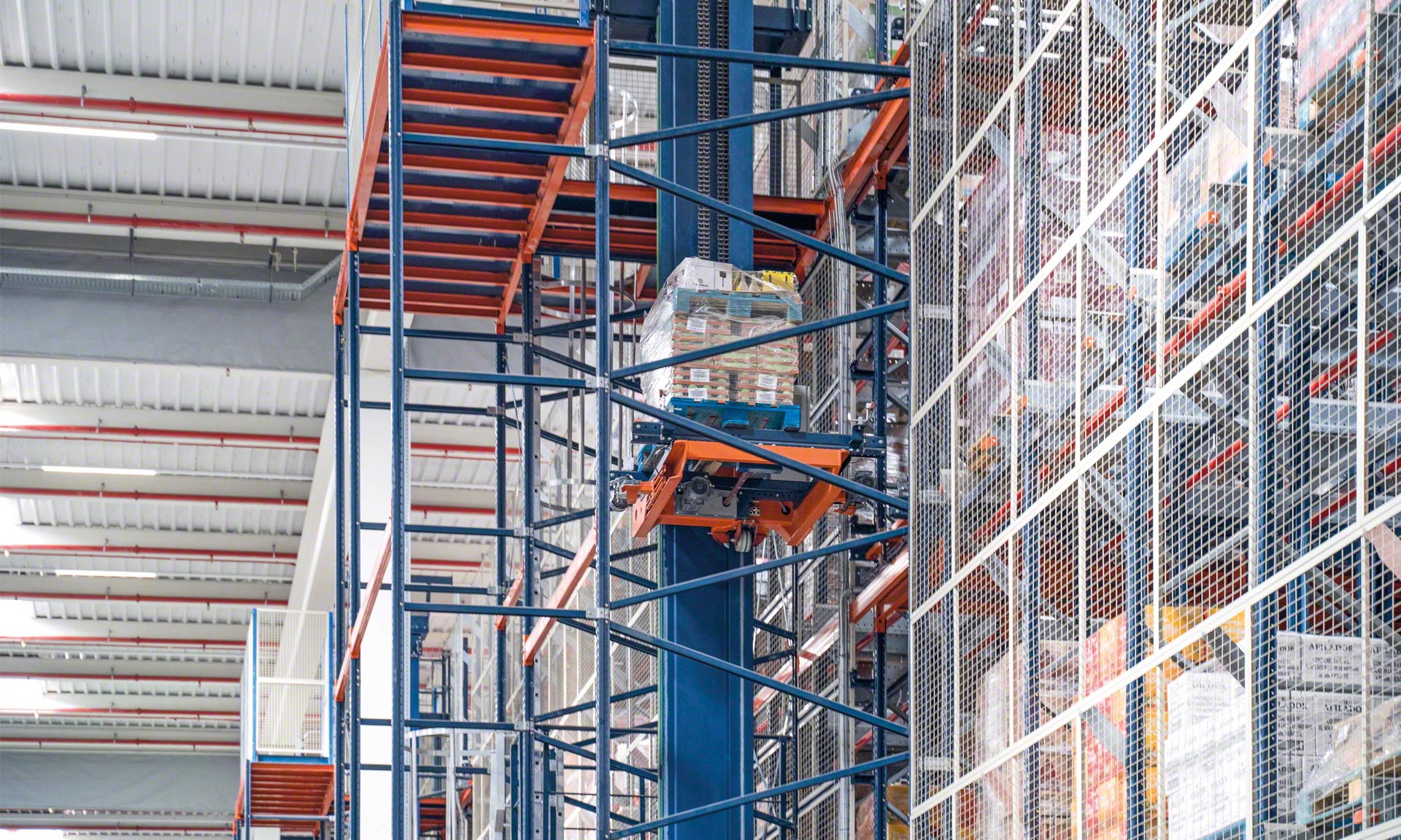 Un elevador para palets es una solución logística que sirve para conectar áreas del almacén que se encuentran a diferente altura Un elevador para palets es una solución logística que sirve para conectar áreas del almacén que se encuentran a diferente altura