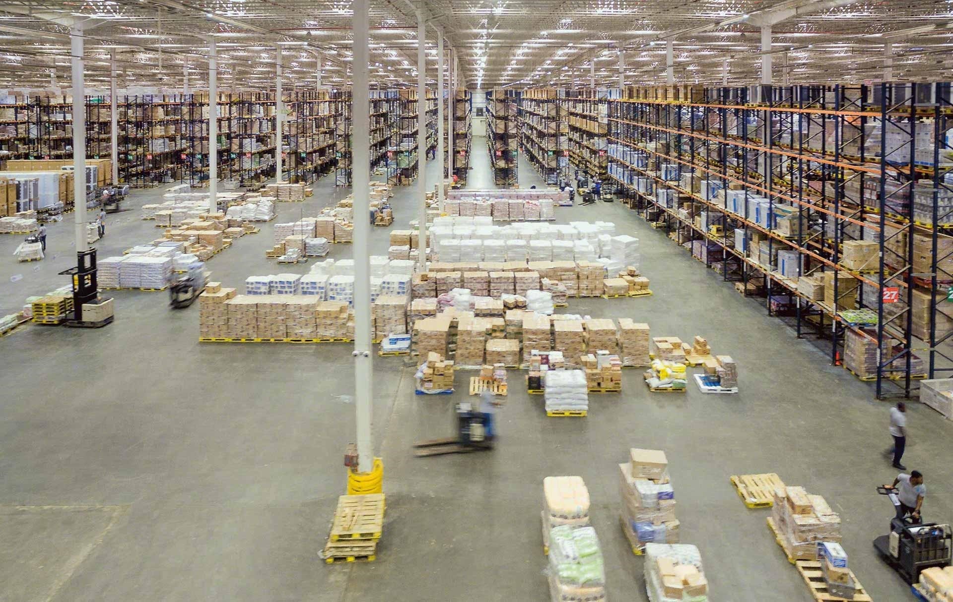 Una empresa usa la operativa de cross-docking en el almacén Una empresa usa la operativa de cross-docking en el almacén