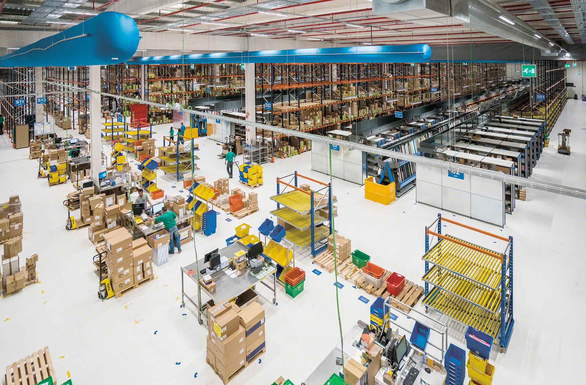 Operarios trabajan en tareas de packing o empaquetado de productos en el almacén Operarios trabajan en tareas de packing o empaquetado de productos en el almacén