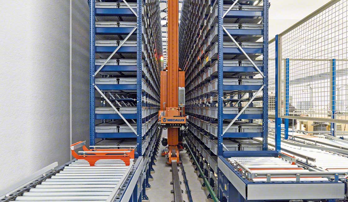 Las estanterías automatizadas para cajas instaladas en el almacén de Paolo Astori se sirven de un transelevador miniload