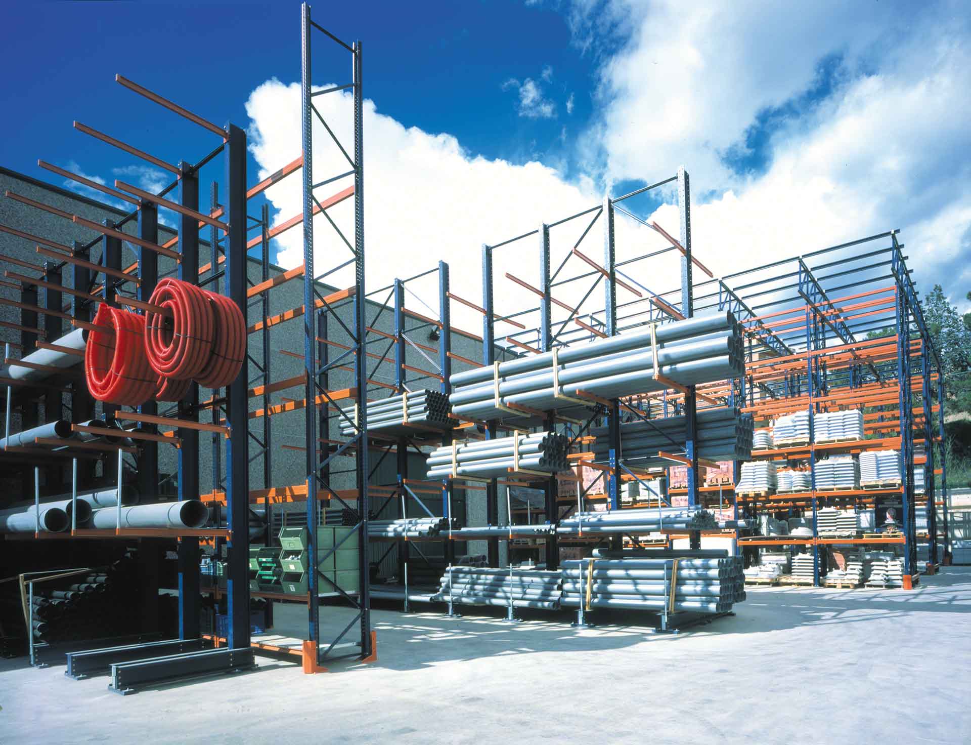 Las estanterías cantilever son muy utilizadas en almacenaje exterior industrial Las estanterías cantilever son muy utilizadas en almacenaje exterior industrial