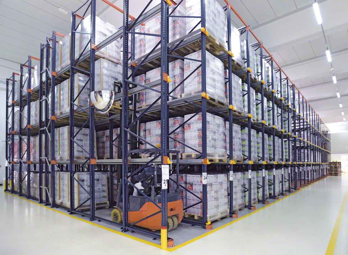 Las estanterías drive-in son el sistema de almacenaje por compactación más sencillo