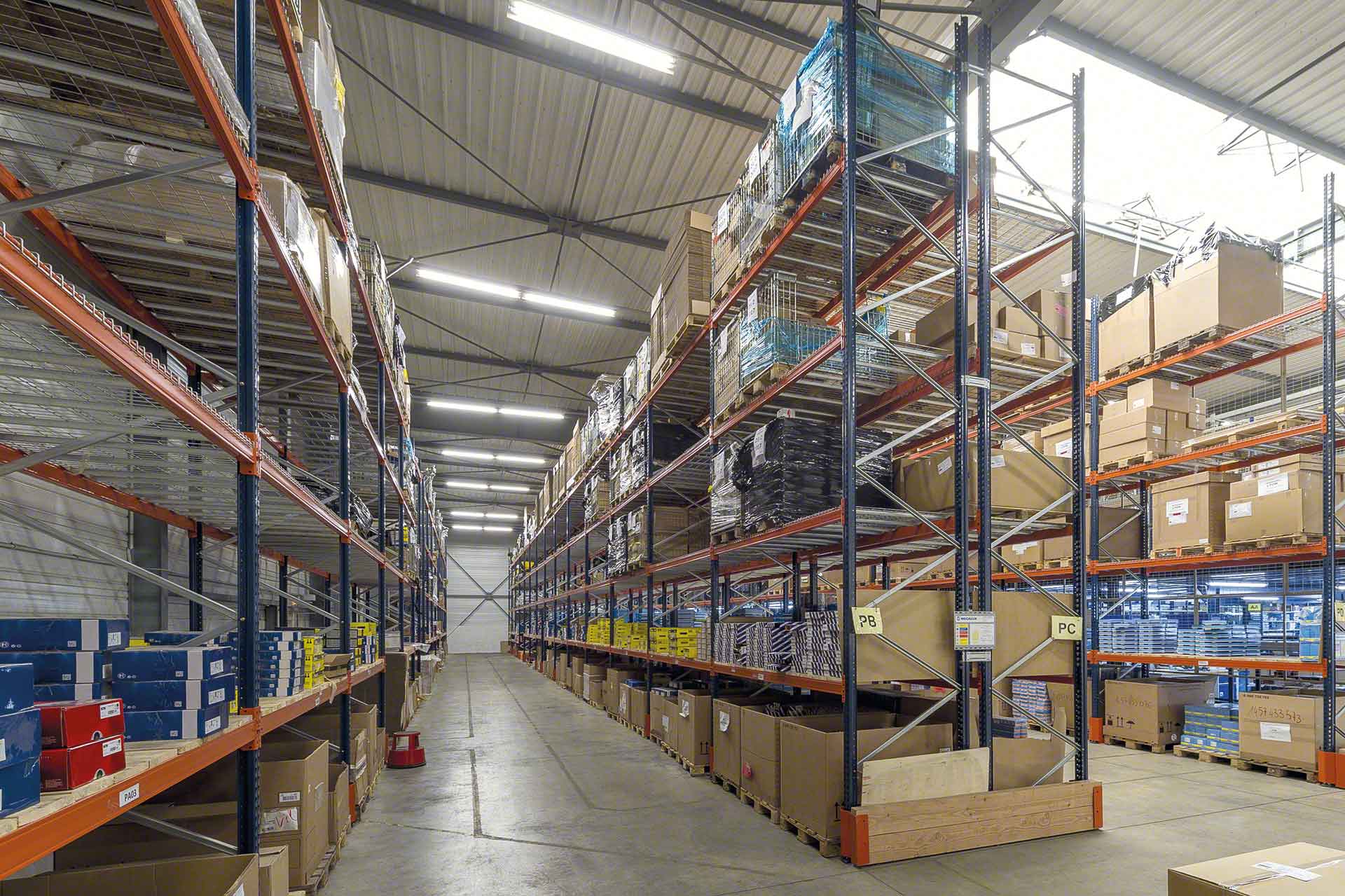 Mercancías almacenadas en estanterías industriales Mercancías almacenadas en estanterías industriales