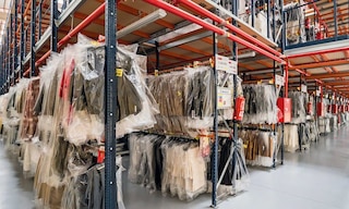 Las estanterías metálicas para ropa son sistemas de almacenaje específicos para guardar prendas de forma vertical