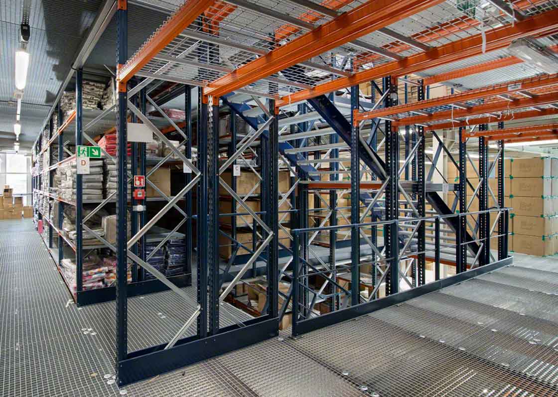 Las estanterías con pasillos elevados permiten duplicar o triplicar la capacidad de almacenaje de la instalación