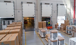La estrategia logística de flujo tenso consiste en recibir el stock en el momento preciso La estrategia logística de flujo tenso consiste en recibir el stock en el momento preciso