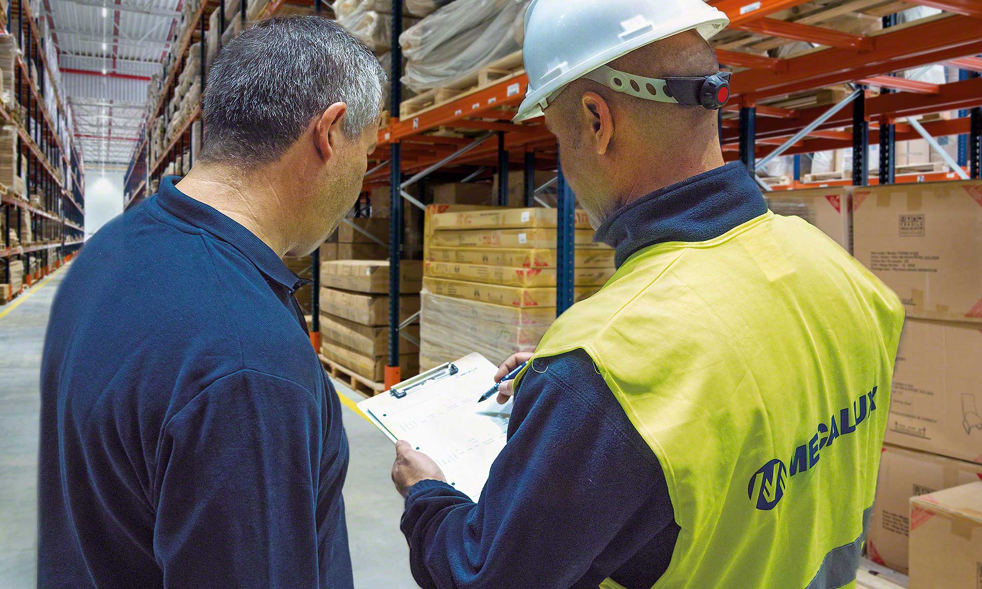 La gestión de almacenes contempla la organización de todos los procesos logísticos que tienen lugar en la instalación