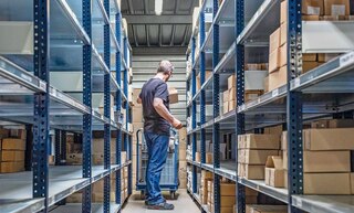 La gestión del inventario es una operativa que consiste en organizar y controlar el stock de un almacén La gestión del inventario es una operativa que consiste en organizar y controlar el stock de un almacén