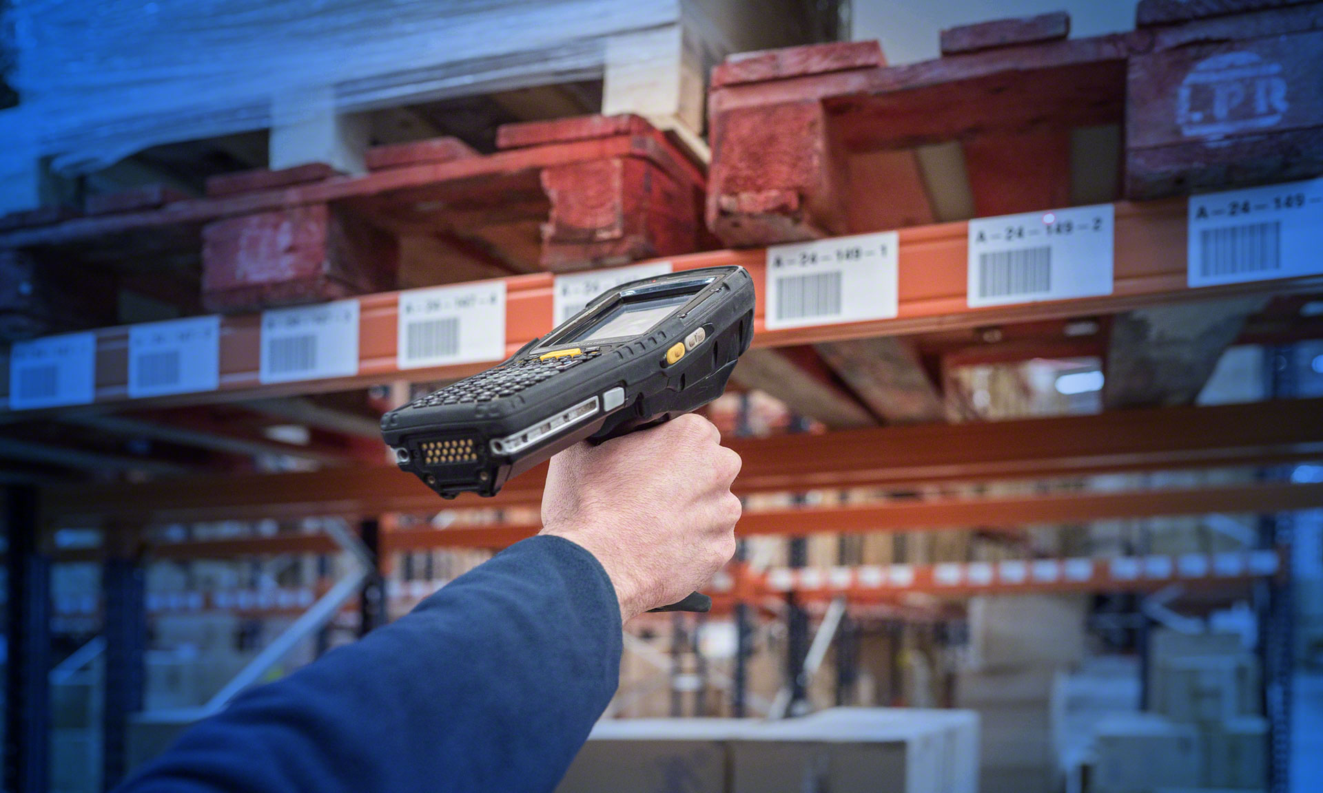 Los operarios utilizan pistolas de radiofrecuencia a la hora de realizar el inventario del almacén