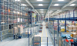 La estrategia de gestión de stock just-in-case consiste en almacenar los bienes y materias primas por adelantado La estrategia de gestión de stock just-in-case consiste en almacenar los bienes y materias primas por adelantado