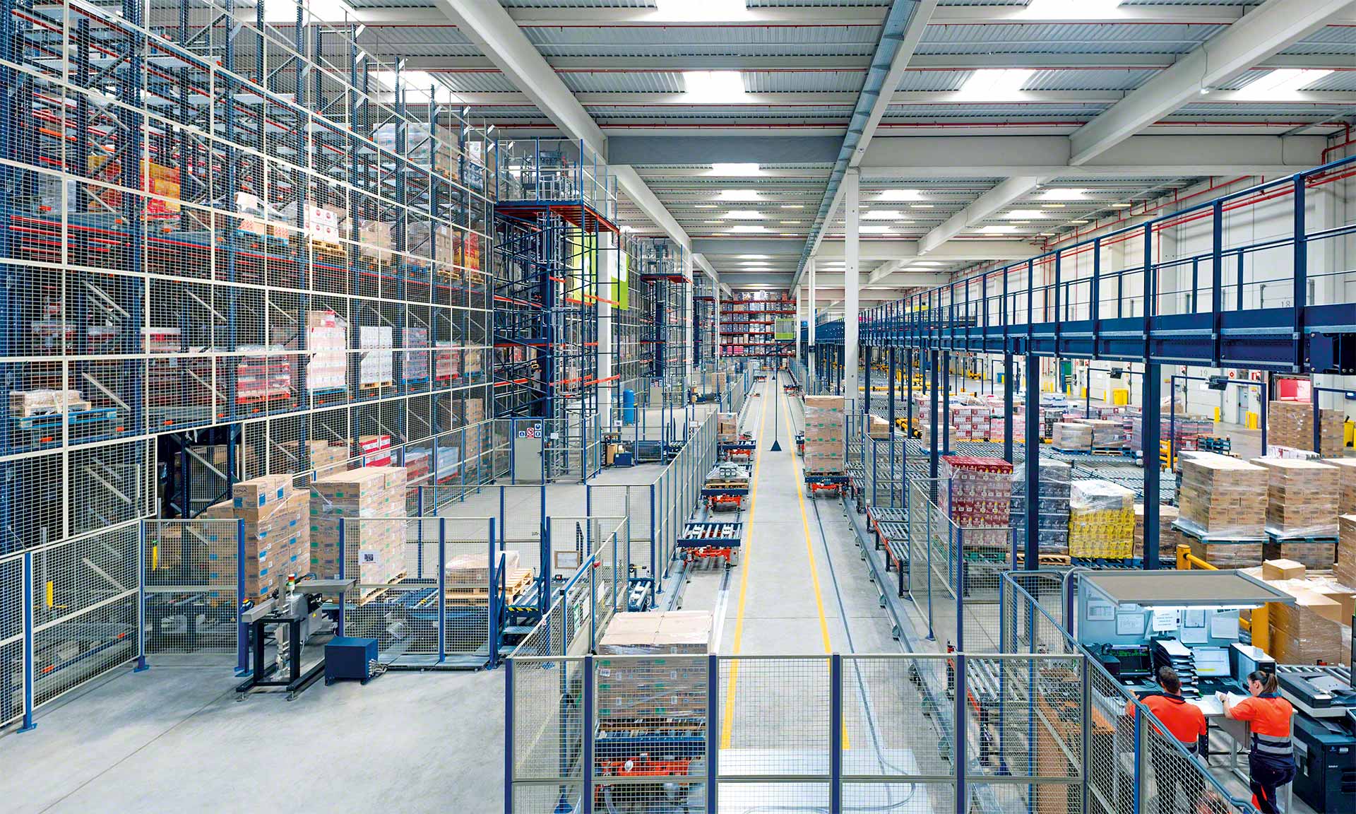La estrategia de gestión de stock just-in-case consiste en almacenar los bienes y materias primas por adelantado La estrategia de gestión de stock just-in-case consiste en almacenar los bienes y materias primas por adelantado
